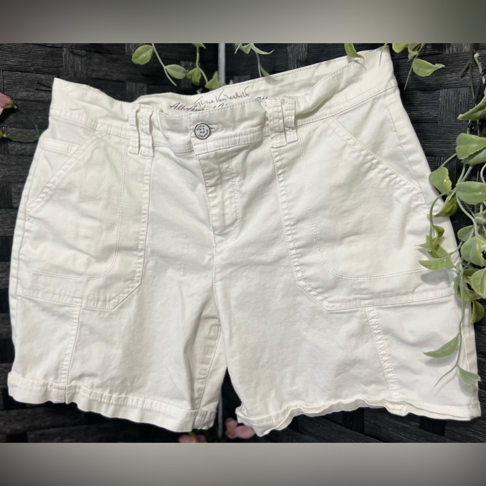 SOLD Gloria Vandenburg All Around Slimming Effect Shorts White Missy Size 6